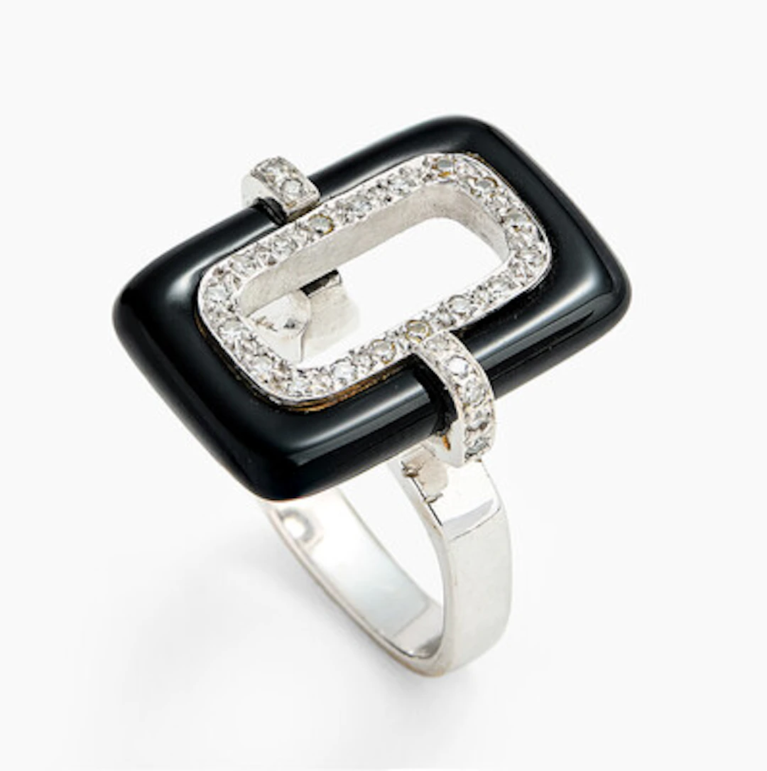 Ring med diamanter og onyks
