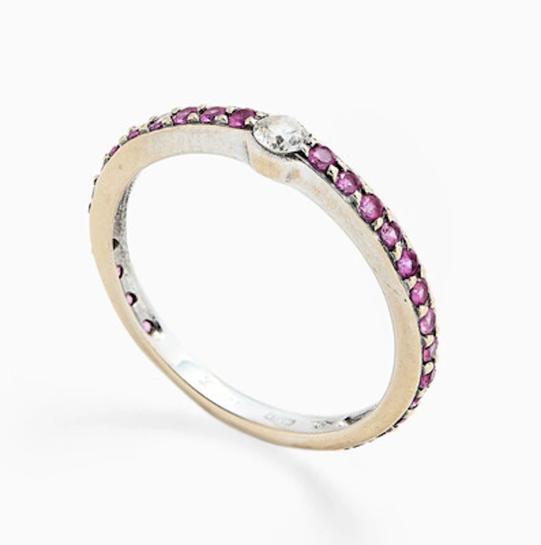 Ring med diamant og rosa safirer
