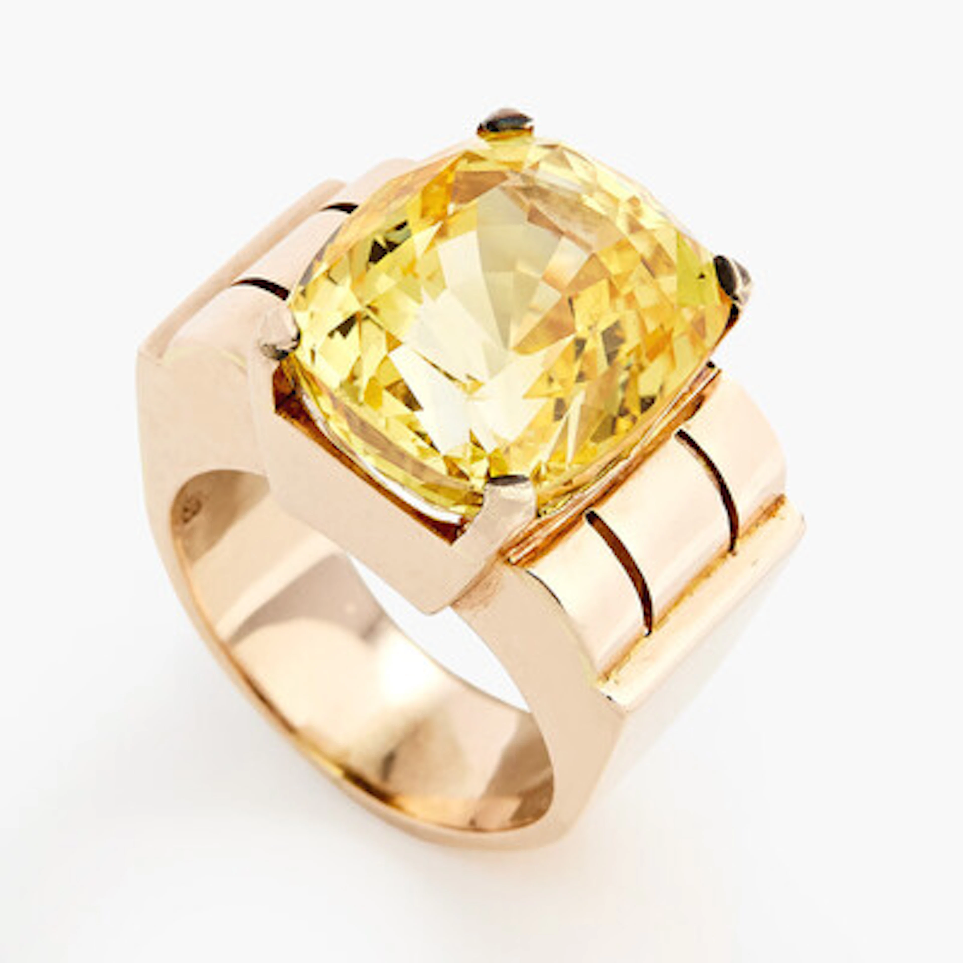Ring med en gul safir