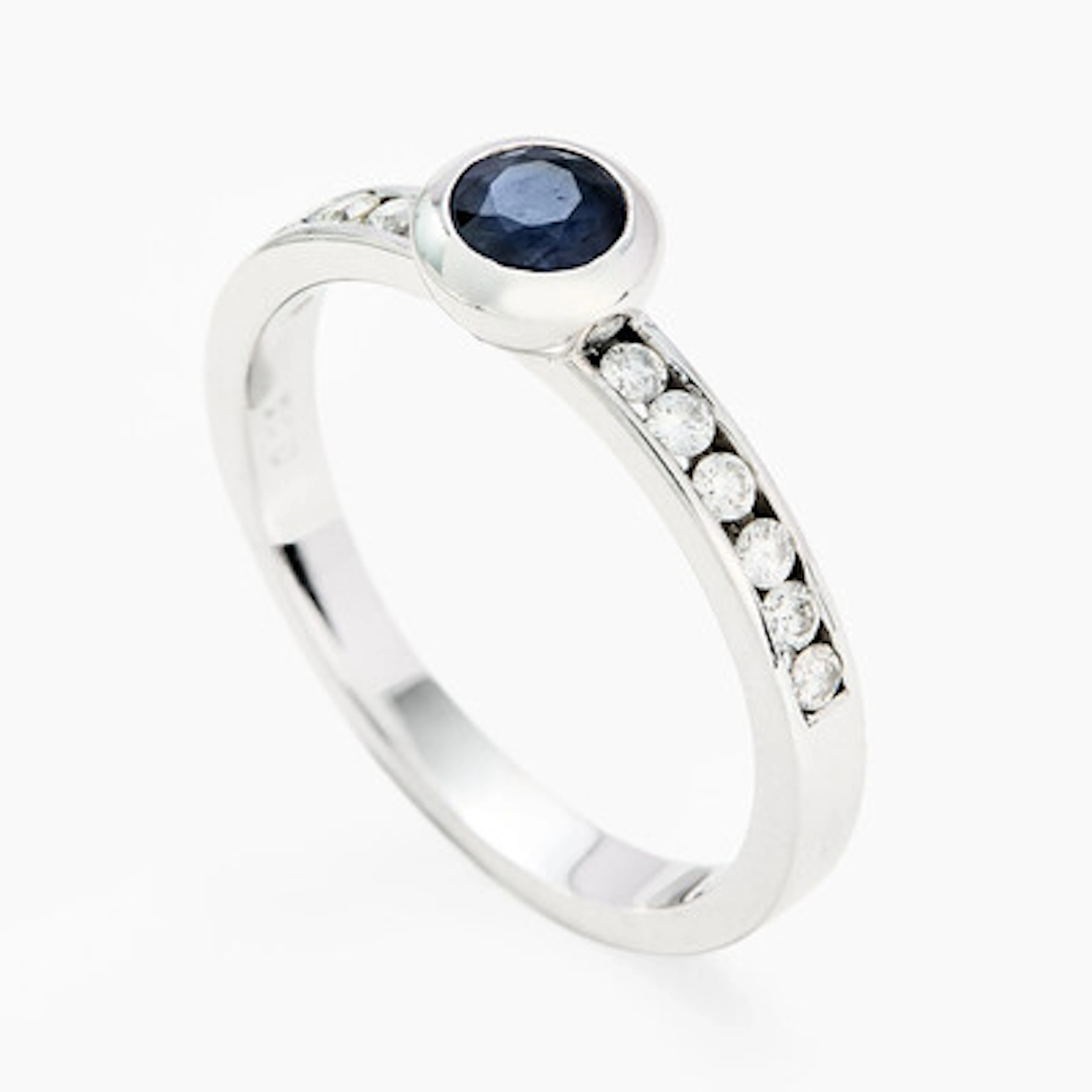 Ring med safir og diamanter