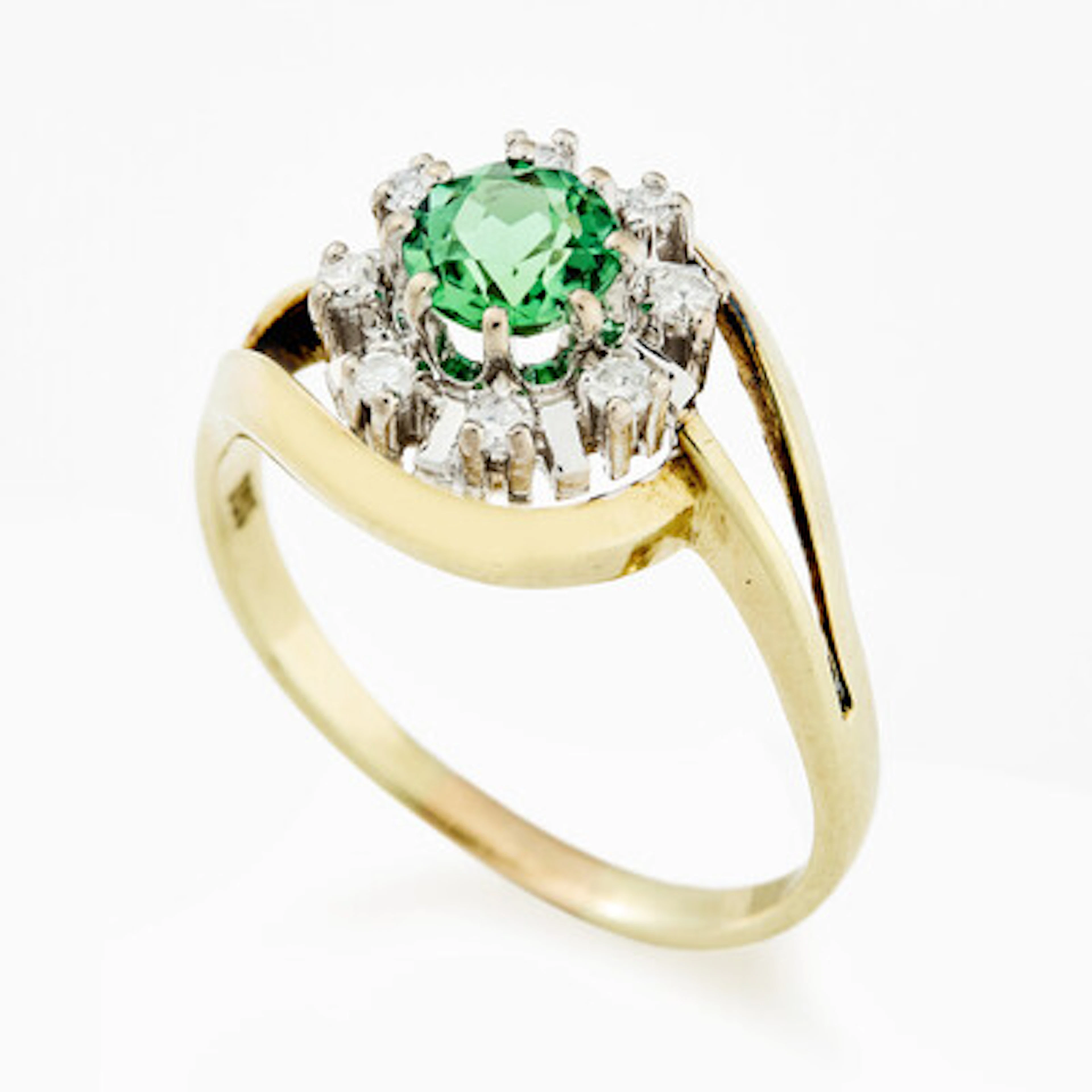 Ring med en grønn turmalin og diamanter