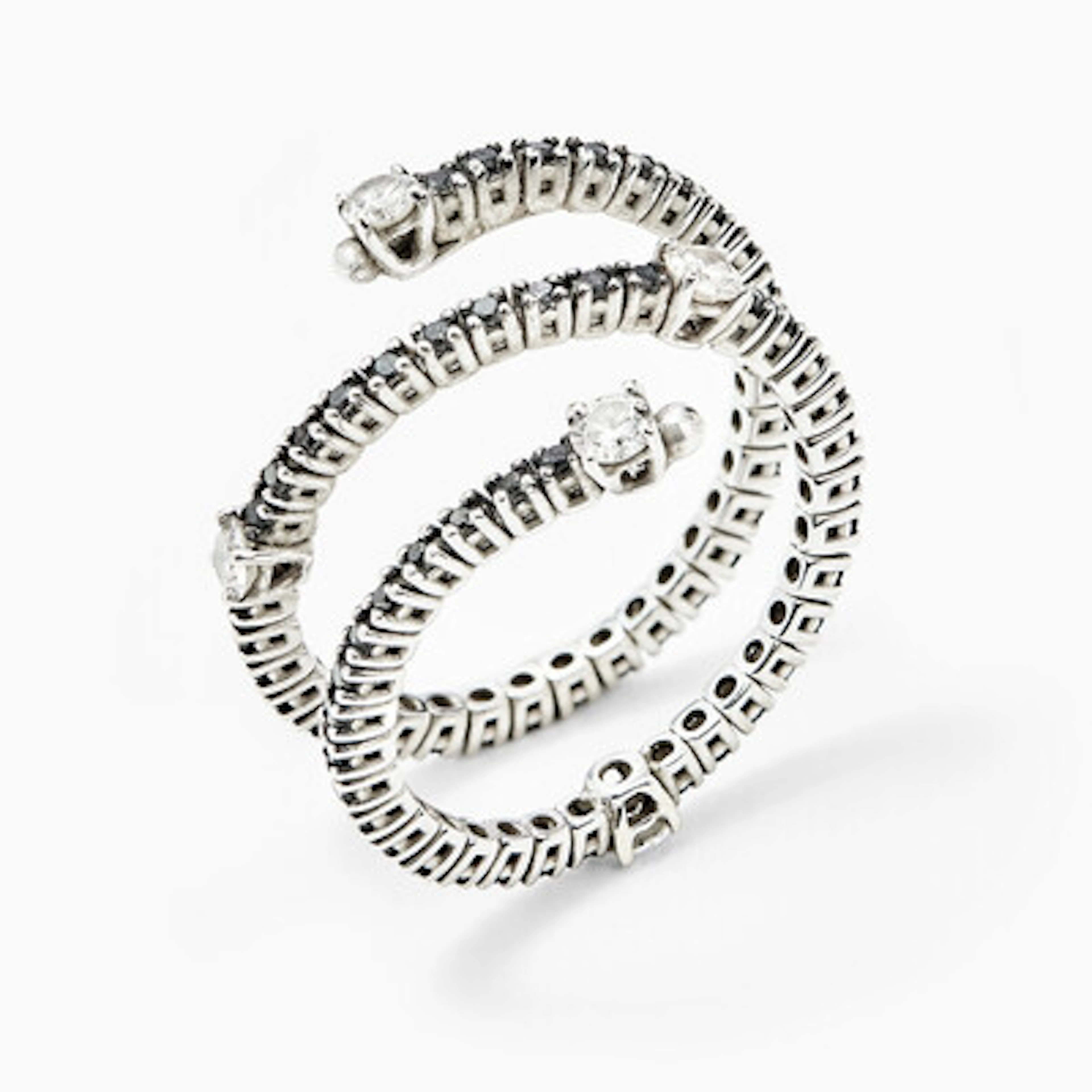 Ring med diamanter og sorte diamanter