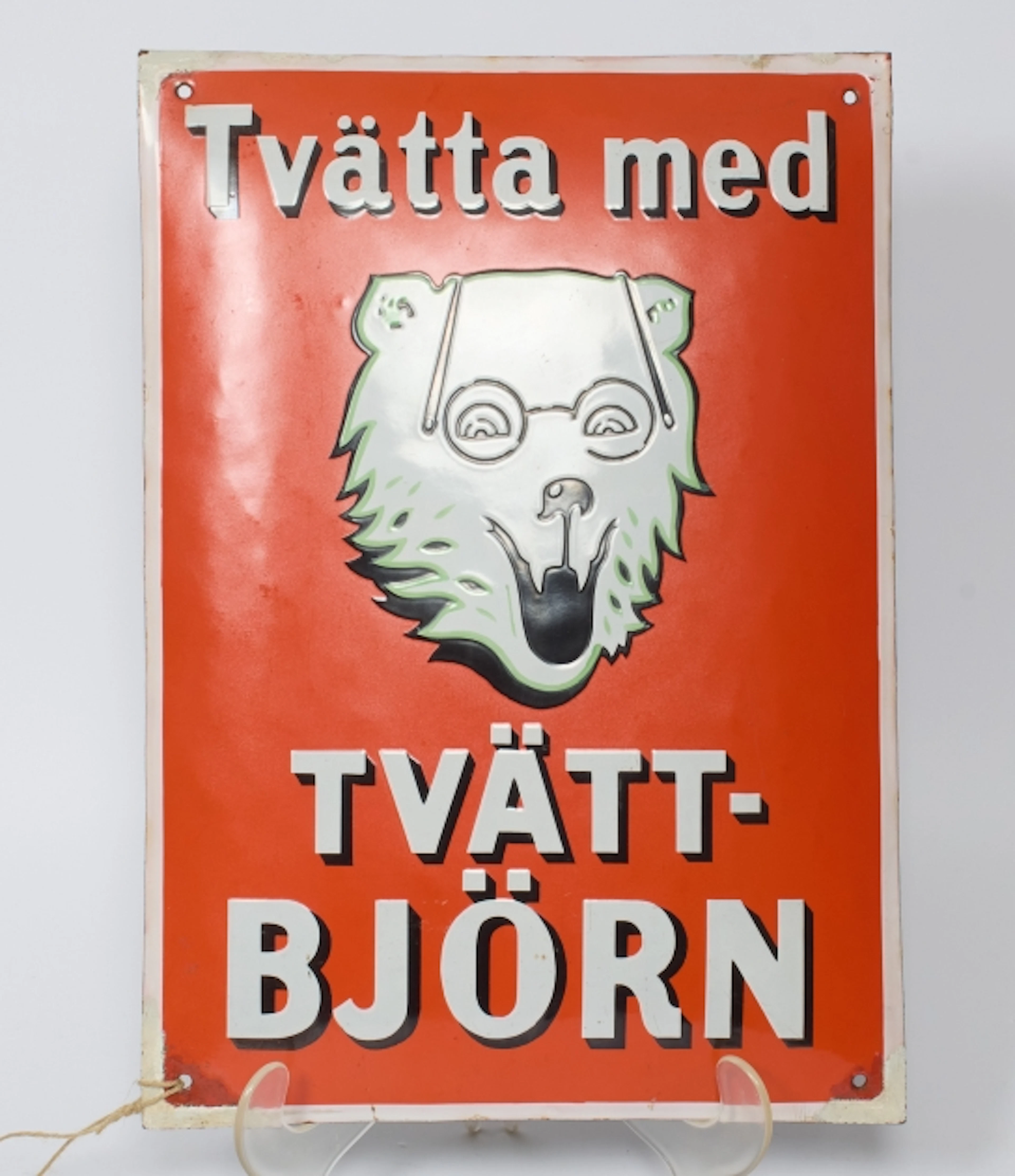 Emaljskylt, "Tvätta med tvättbjörn"
