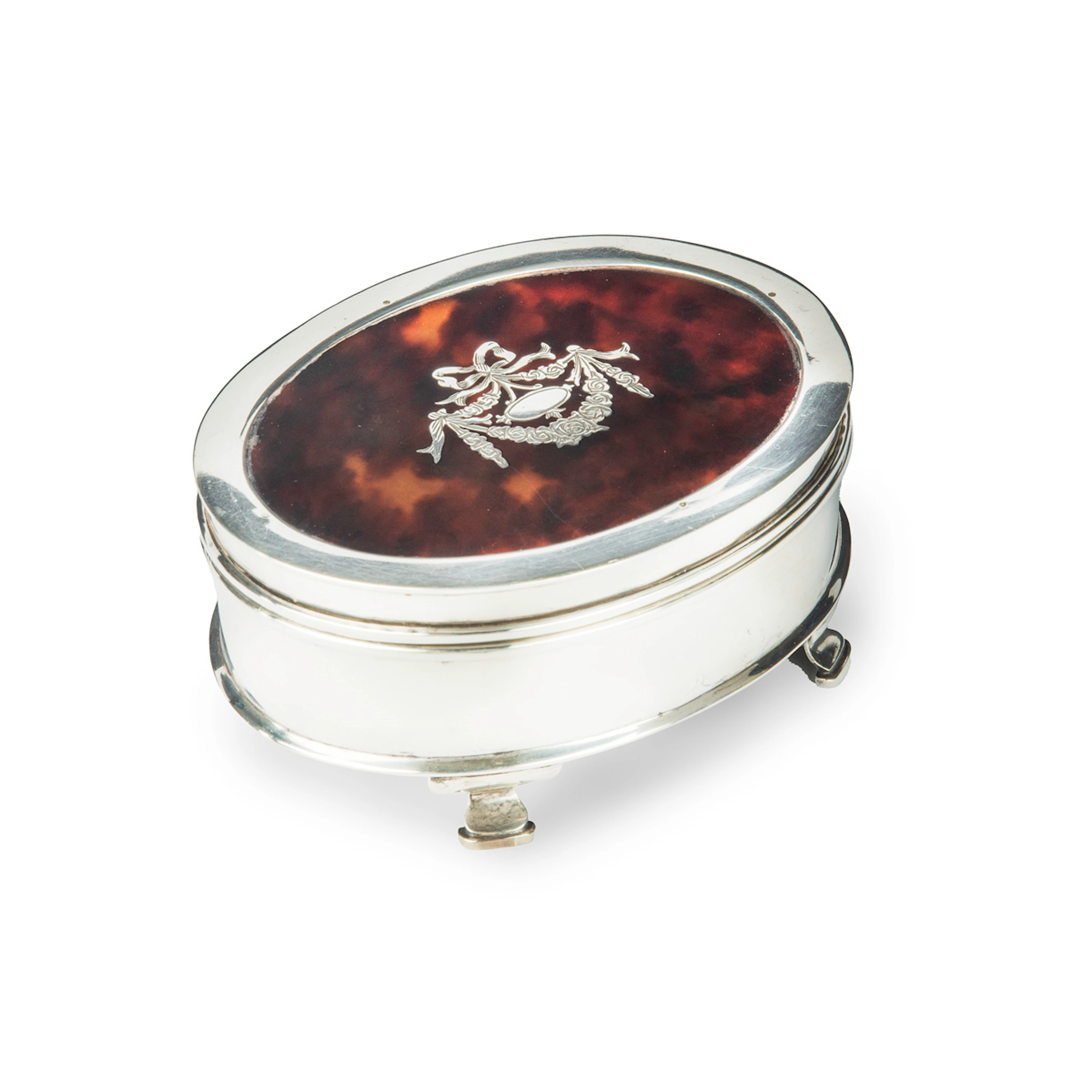 A small oval tortoiseshell piqué patch pot