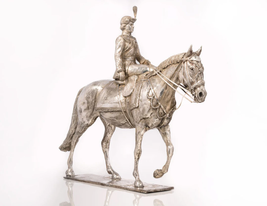 Queen Elizabeth II by Vivien Mallock and Amy Goodman – Silver 25kg