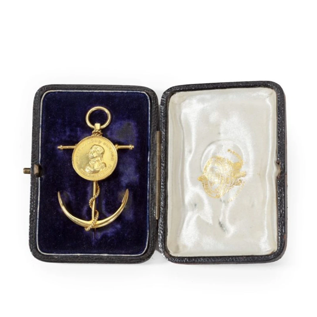 Commemorative brooch by Edmund Johnson, in 18ct gold with its original case