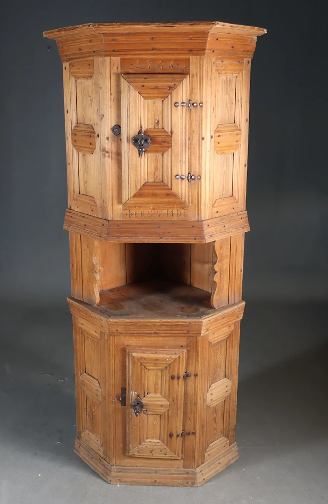 Trehvitt hjørneskap, 1761.
