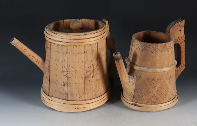 2 trehvite tutekanner i tre, 1700 t.