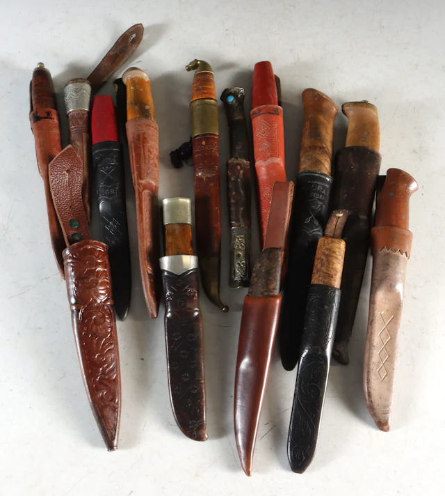 Samling kniver og slirer.
