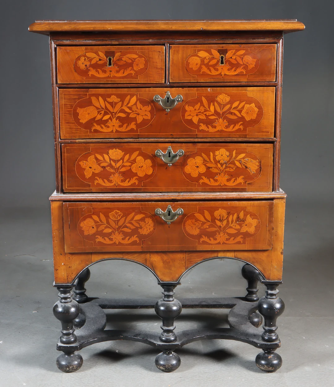 Liten kommode med intarsia, 1700 t.