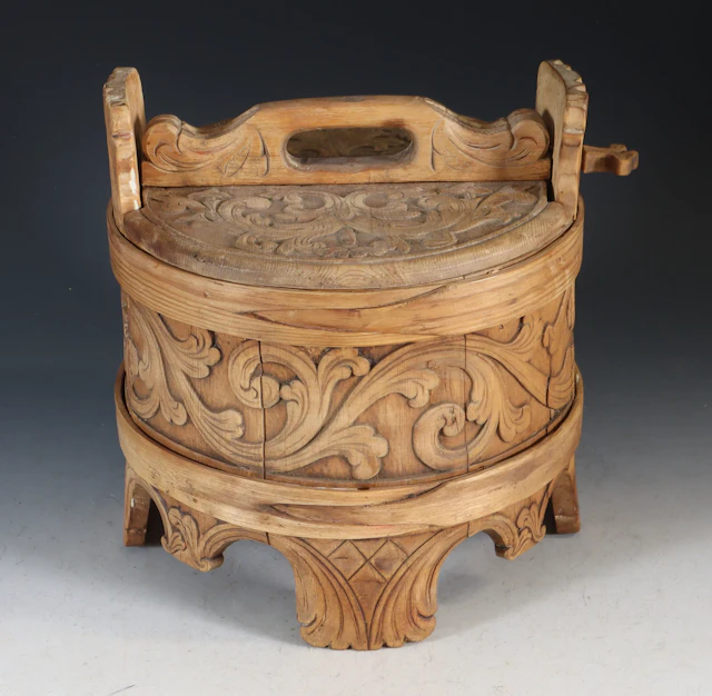 Utskåret trehvit grautamber, 1800 t.