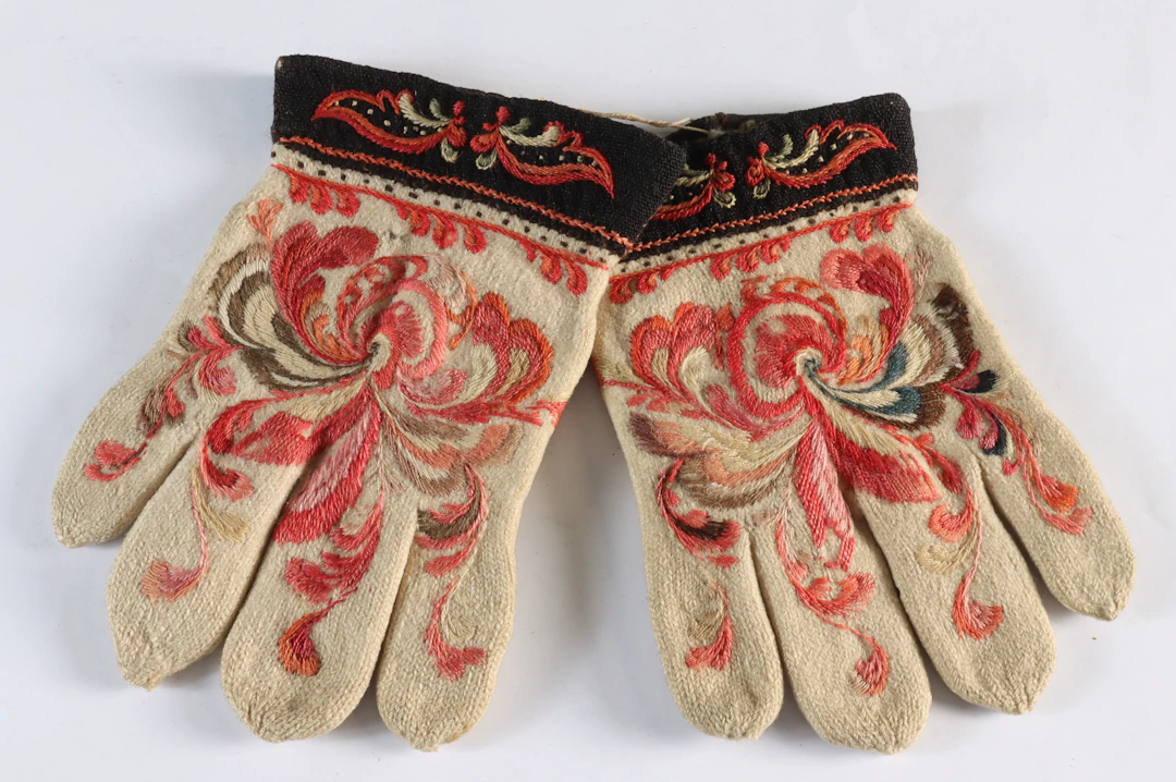 Et par broderte bunadsvanter, 1800 t.