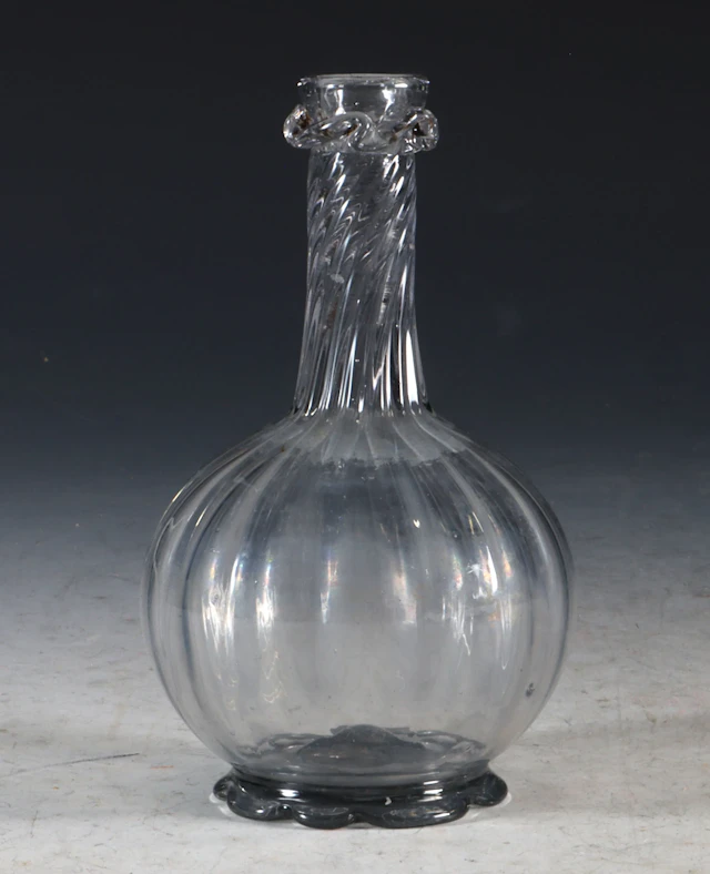 Liten karaffel m/bølget fot, Nøstetangen/Hurdal ca. 1770-1800.