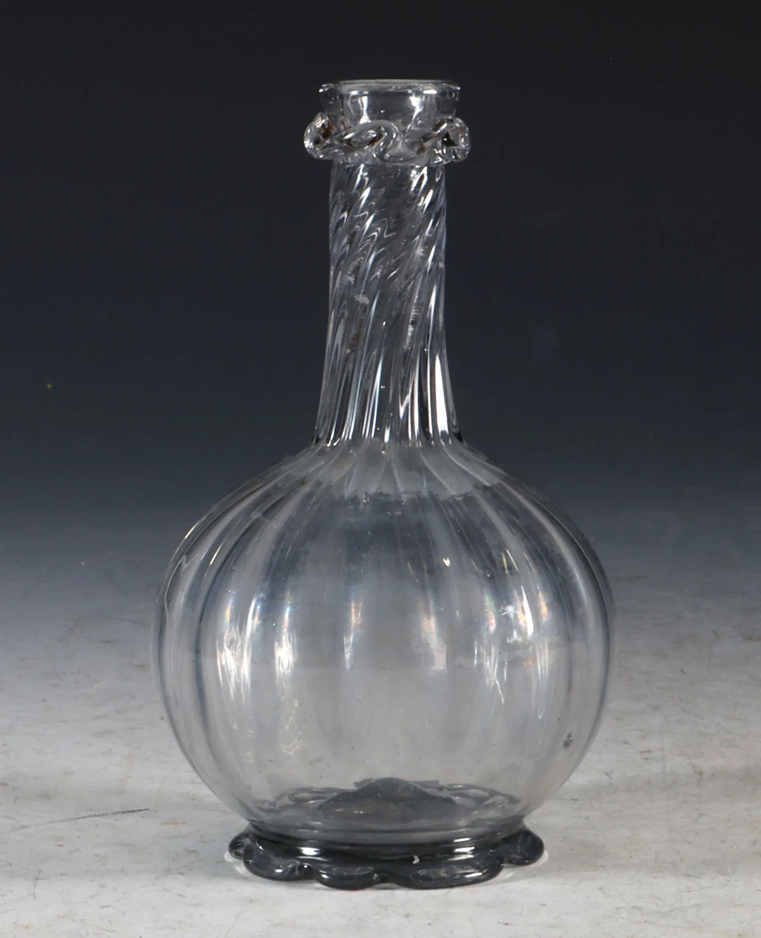 Liten karaffel m/bølget fot, Nøstetangen/Hurdal ca. 1770-1800.