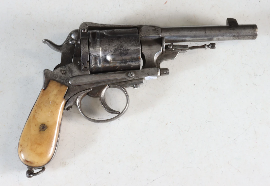 Gasser revolver med benskjefte, ca. 1875