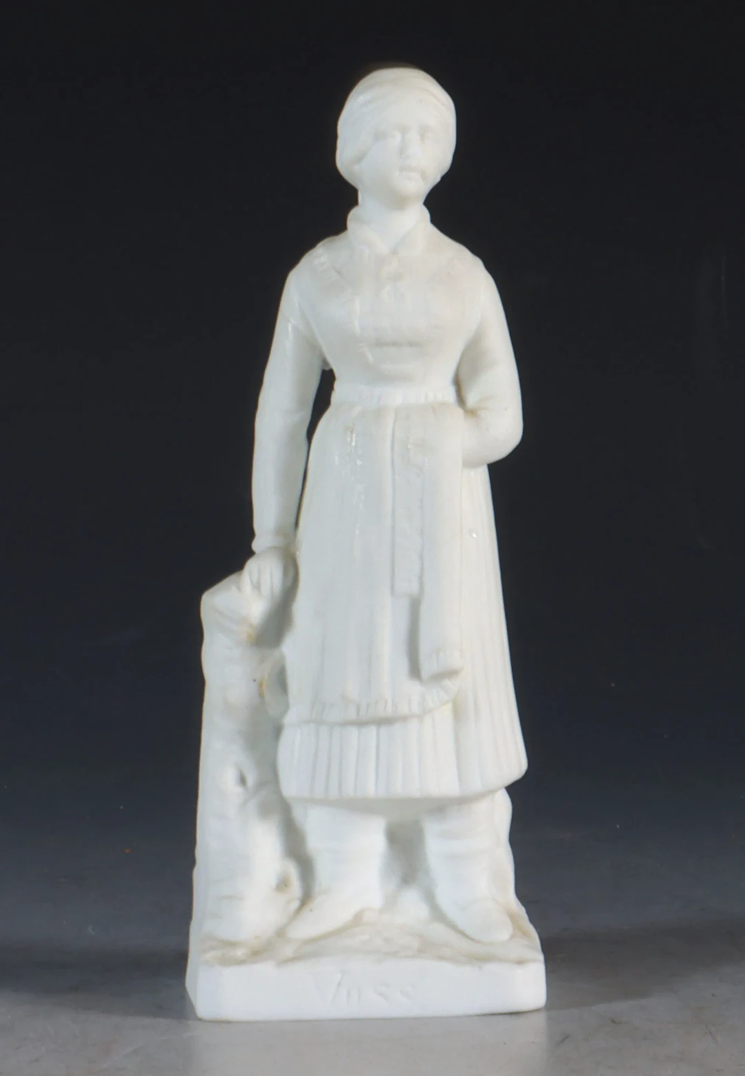 Figur i biskuitporselen, Voss. PP