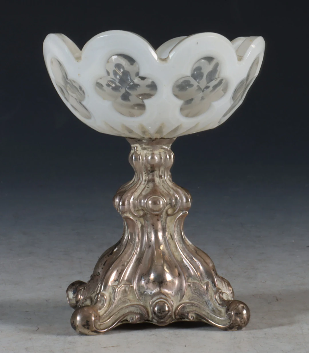 Saltkar i glass og metall. 1800 t.