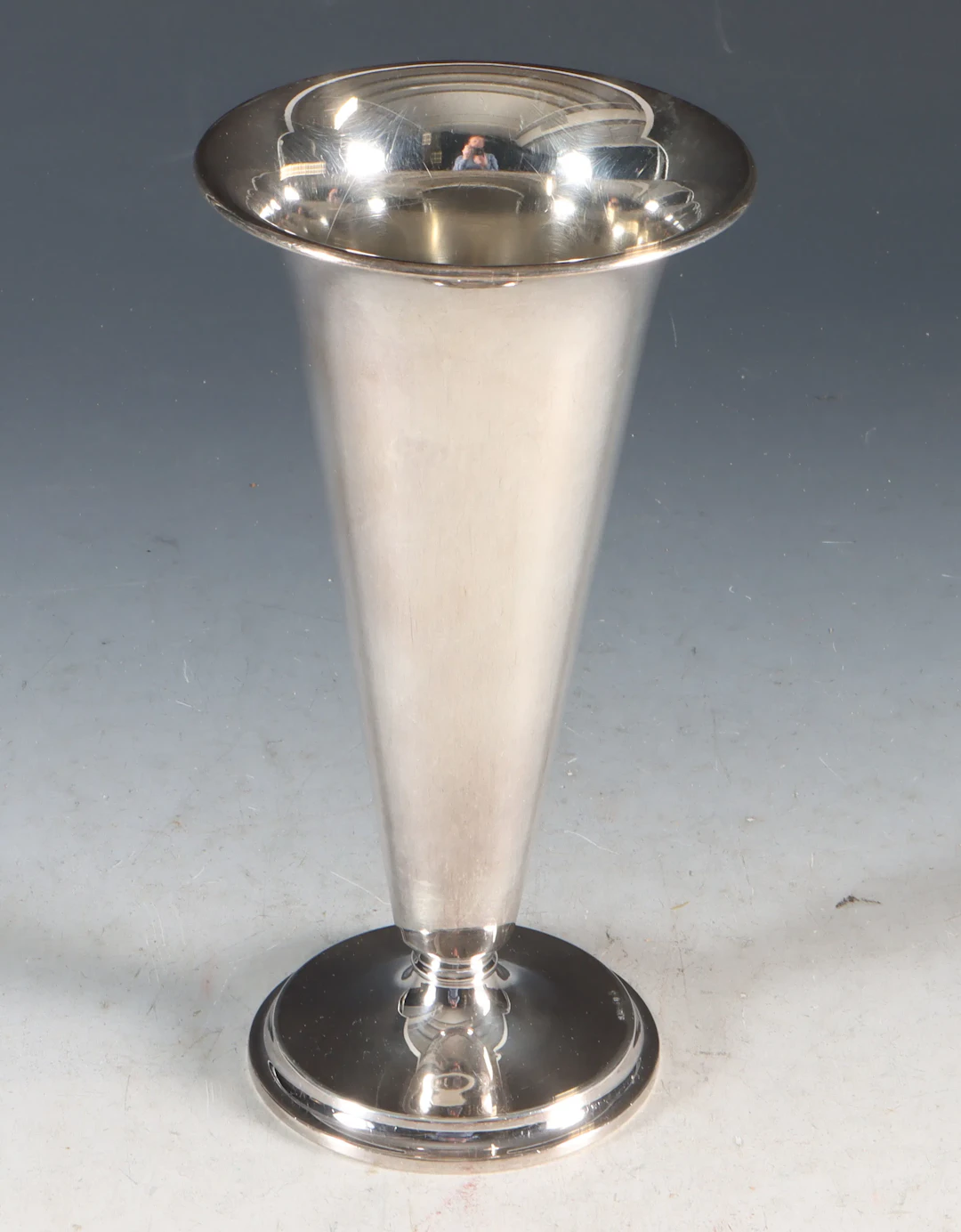 Vase i sølv.