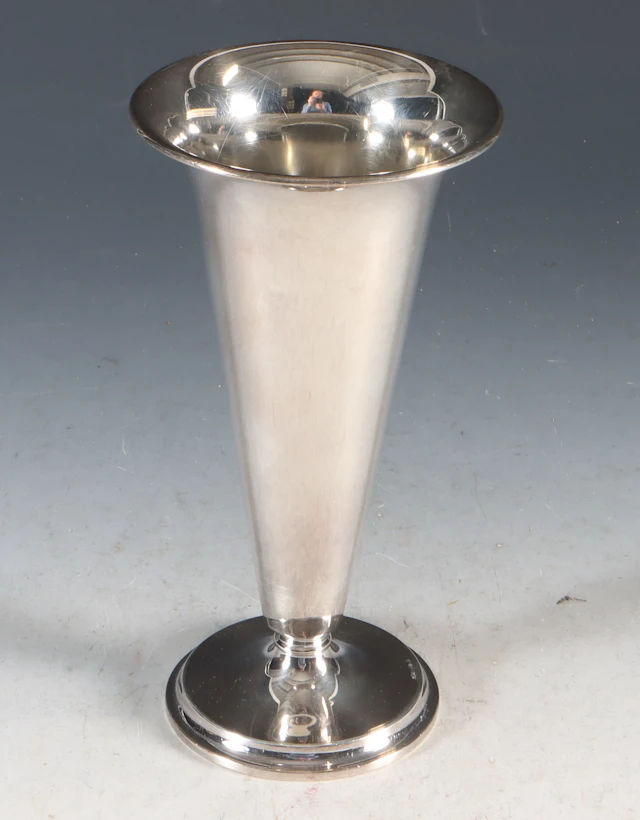 Vase i sølv.