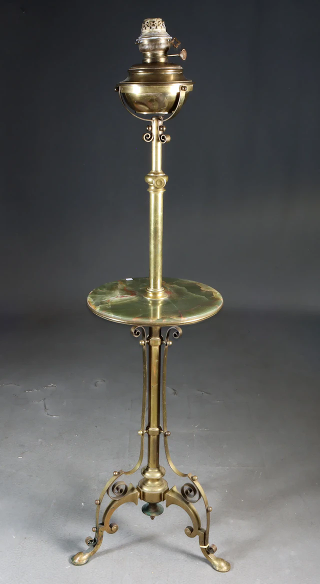 Parafinstålampe med bord.