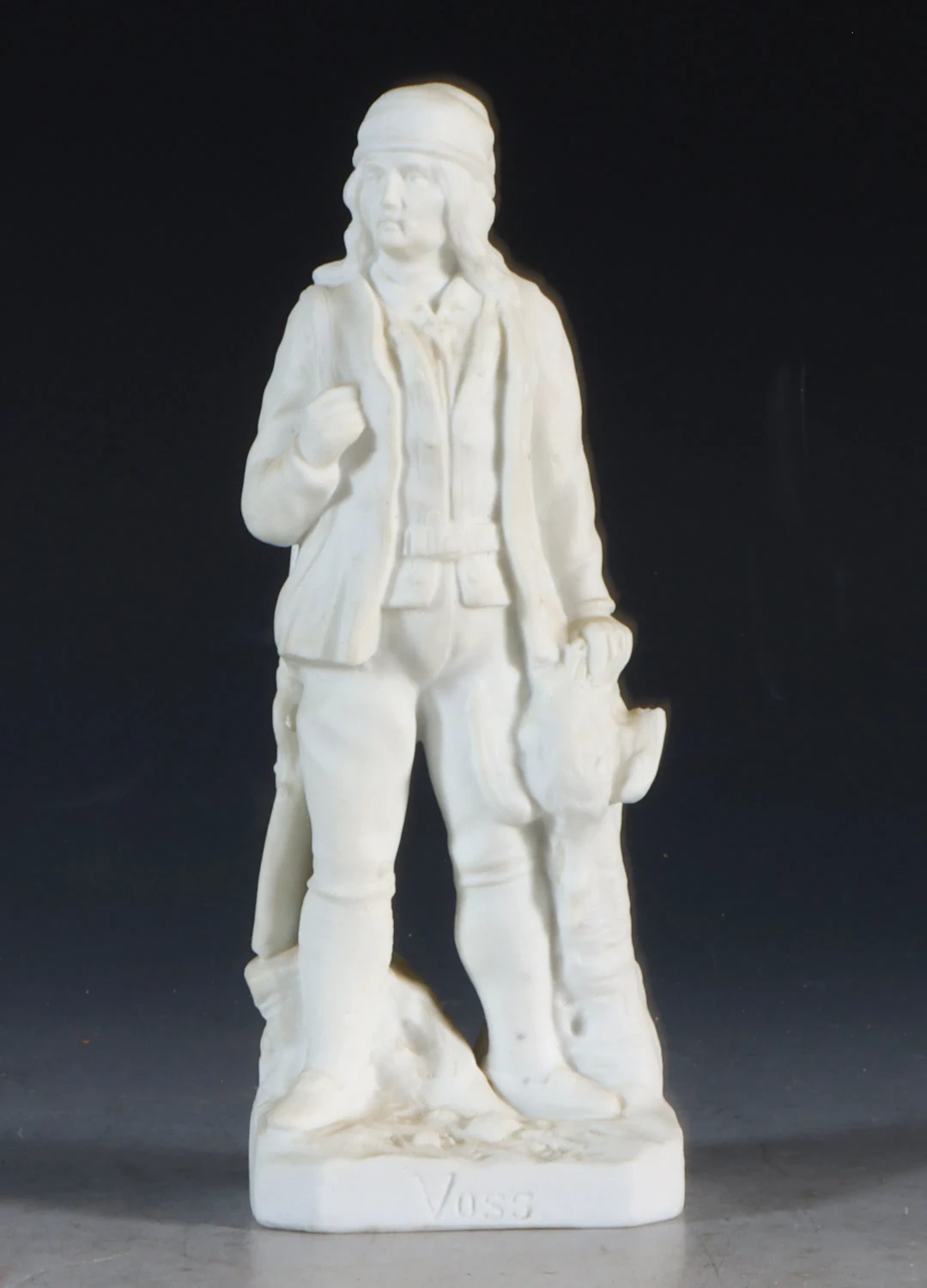 Figur i biskuitporselen, Voss. PP
