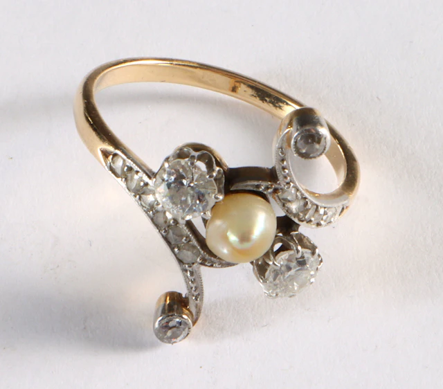 Ring i gult og hvitt gull m/diamanter.