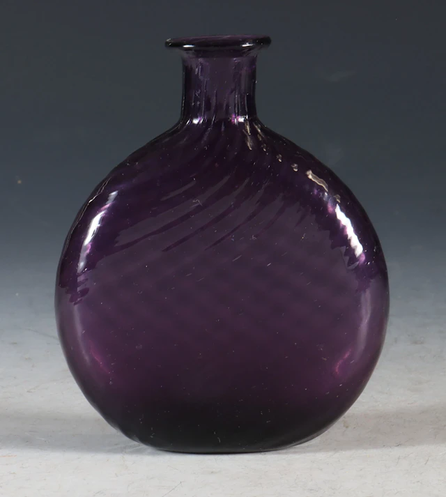 Lommeflaske i fiolett glass, Gjøvik.