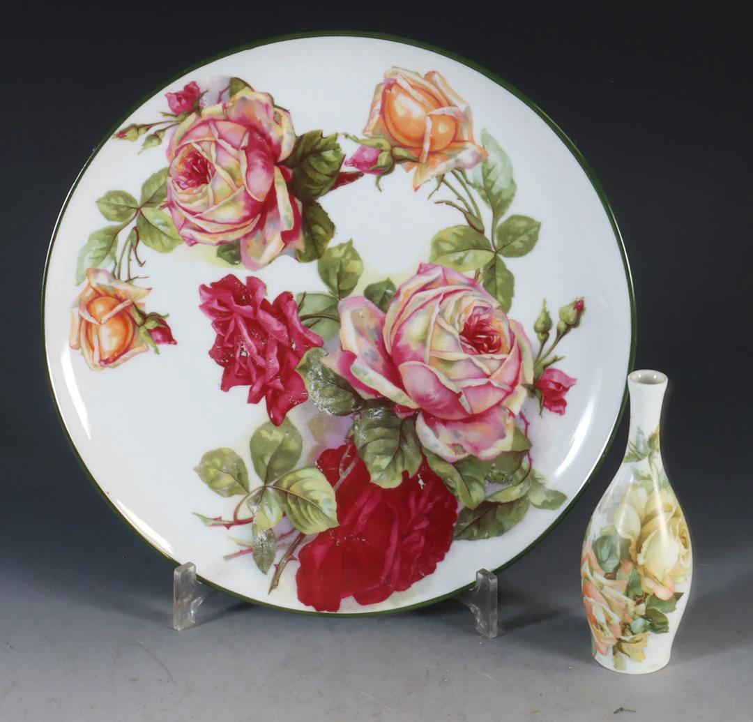 Liten vase og platte m/blomster, PP.