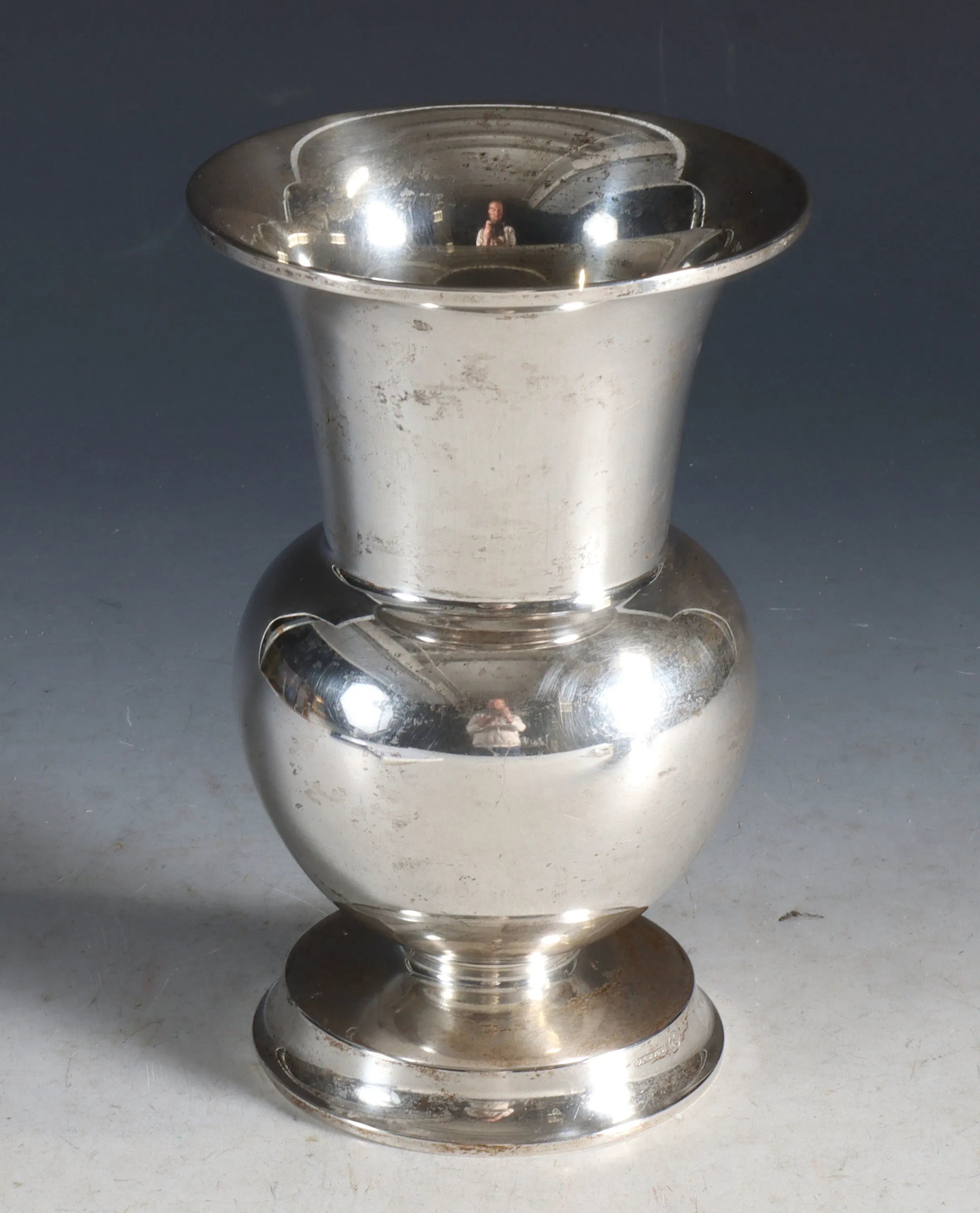 Vase i sølv.