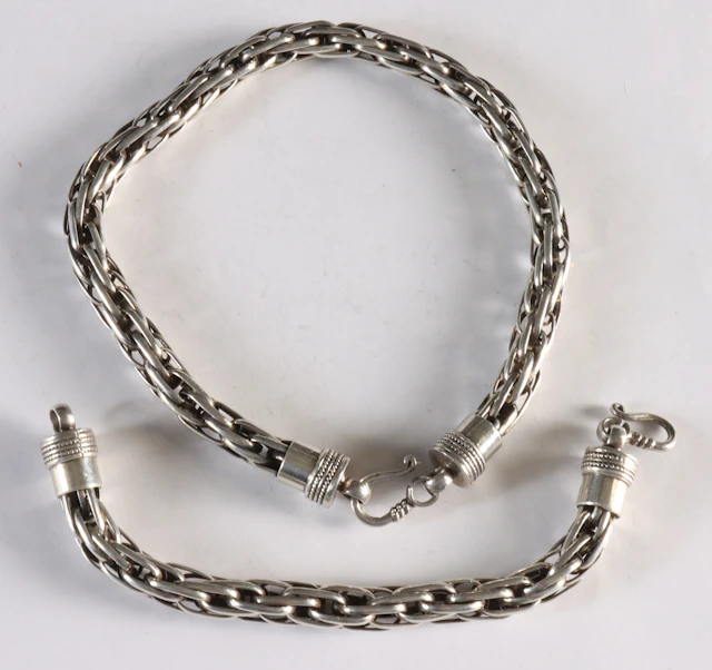 Kjede og armbånd i sølv