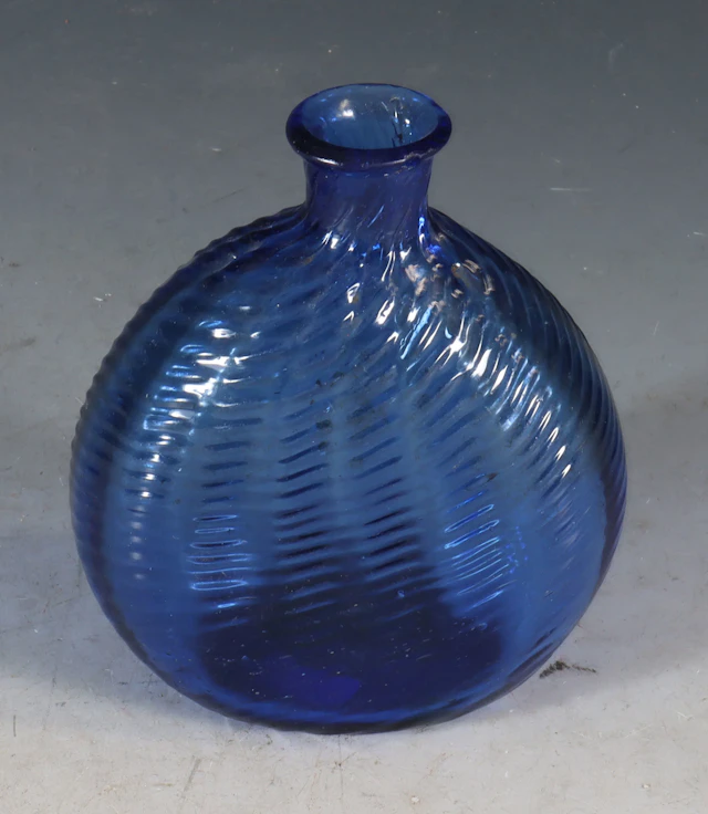 Lommeflaske i blått glass, 1800 t.