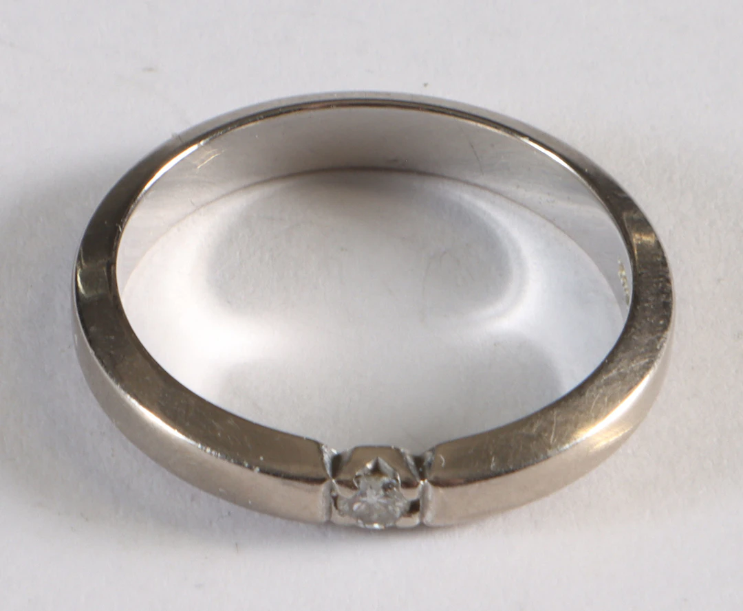 Ring i hvitt gull m/diamant.