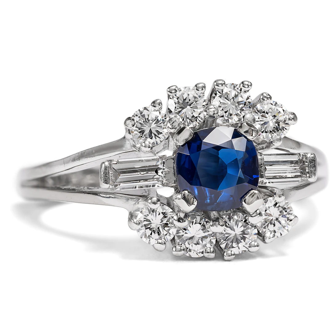 Elegant Vintage Ring With Sapphire & Diamonds in White Gold, Circa 1975