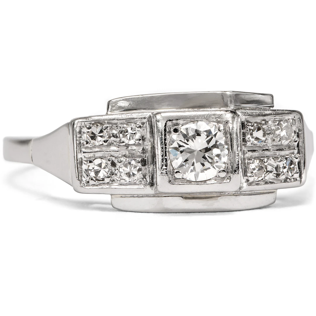 Timeless Déco Diamond Ring in White Gold and Platinum, c. 1930s