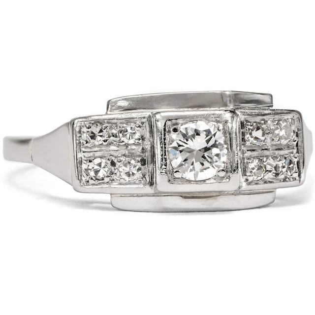 Timeless Déco Diamond Ring in White Gold and Platinum, c. 1930s