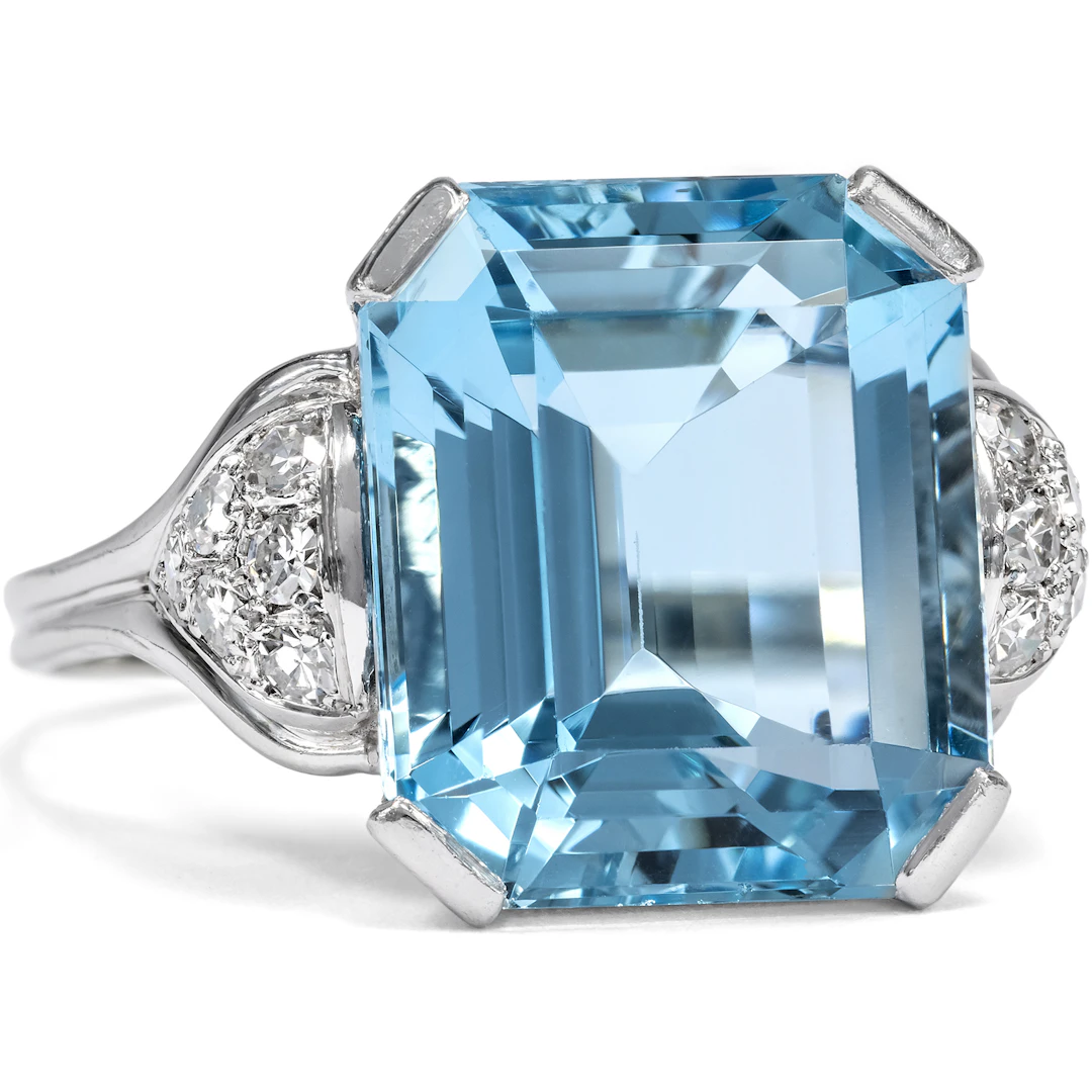 Exquisite Vintage Ring with Aquamarine and Diamonds in White Gold, circa 1965