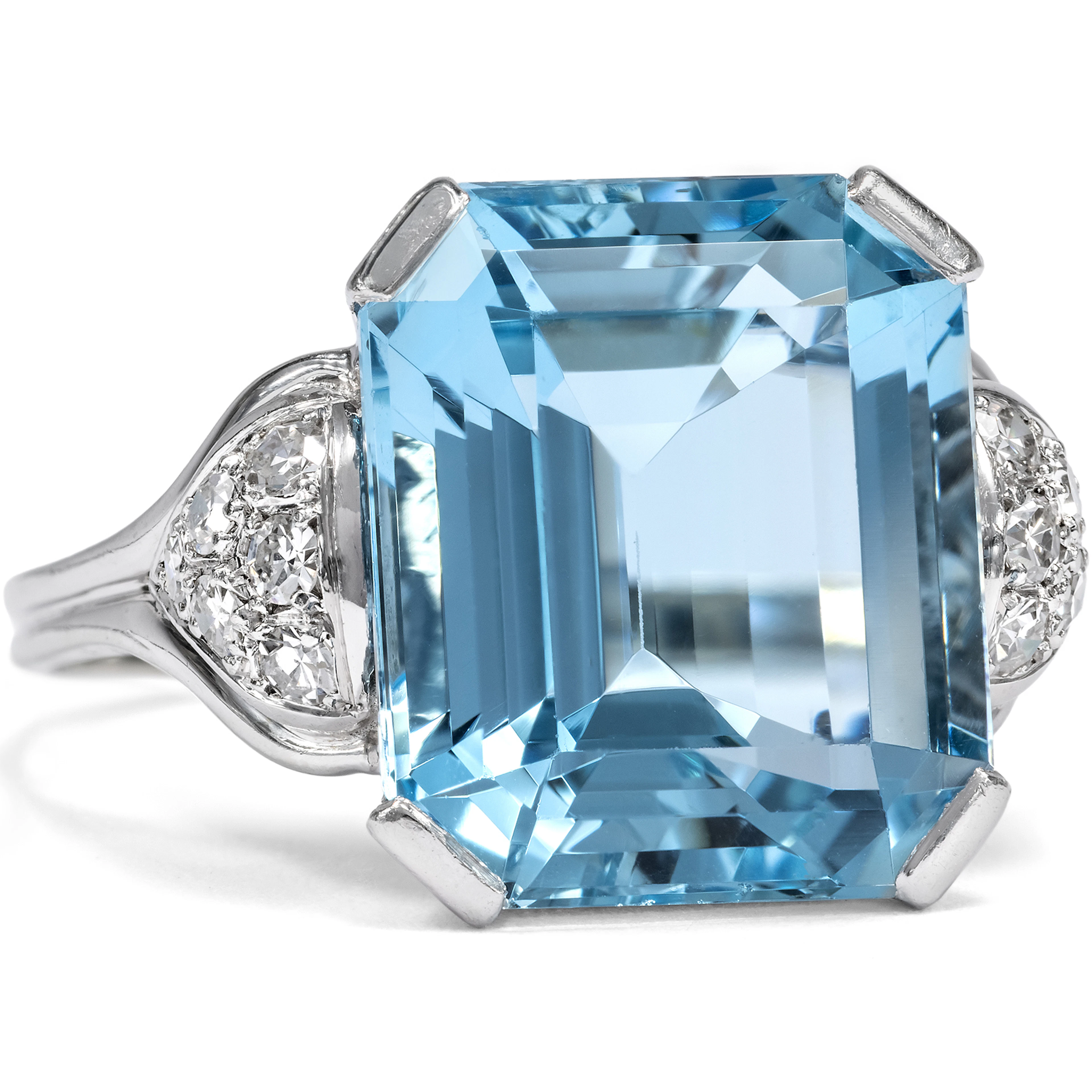 Exquisite Vintage Ring with Aquamarine and Diamonds in White Gold, circa 1965