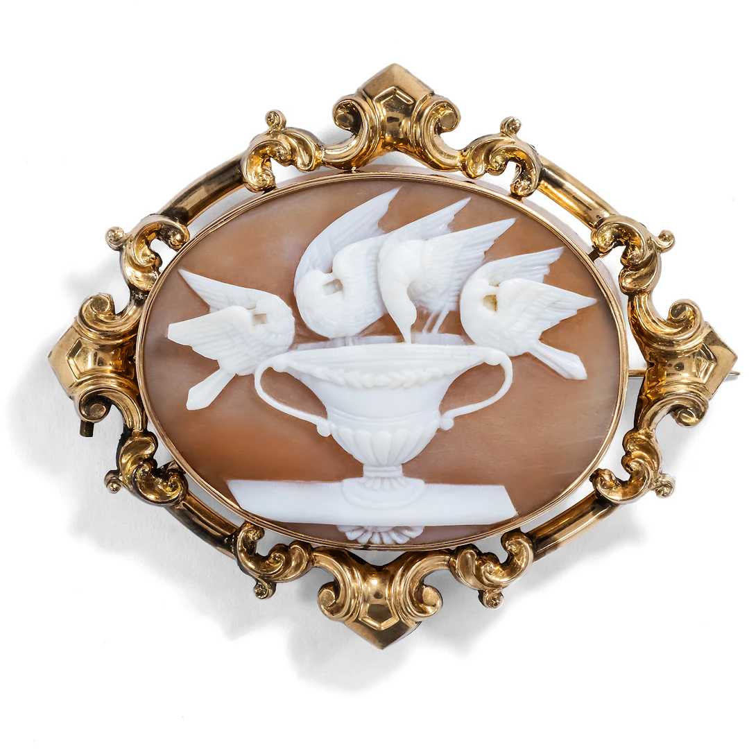 Large Victorian Gold Brooch with Shell Cameo, c. 1850