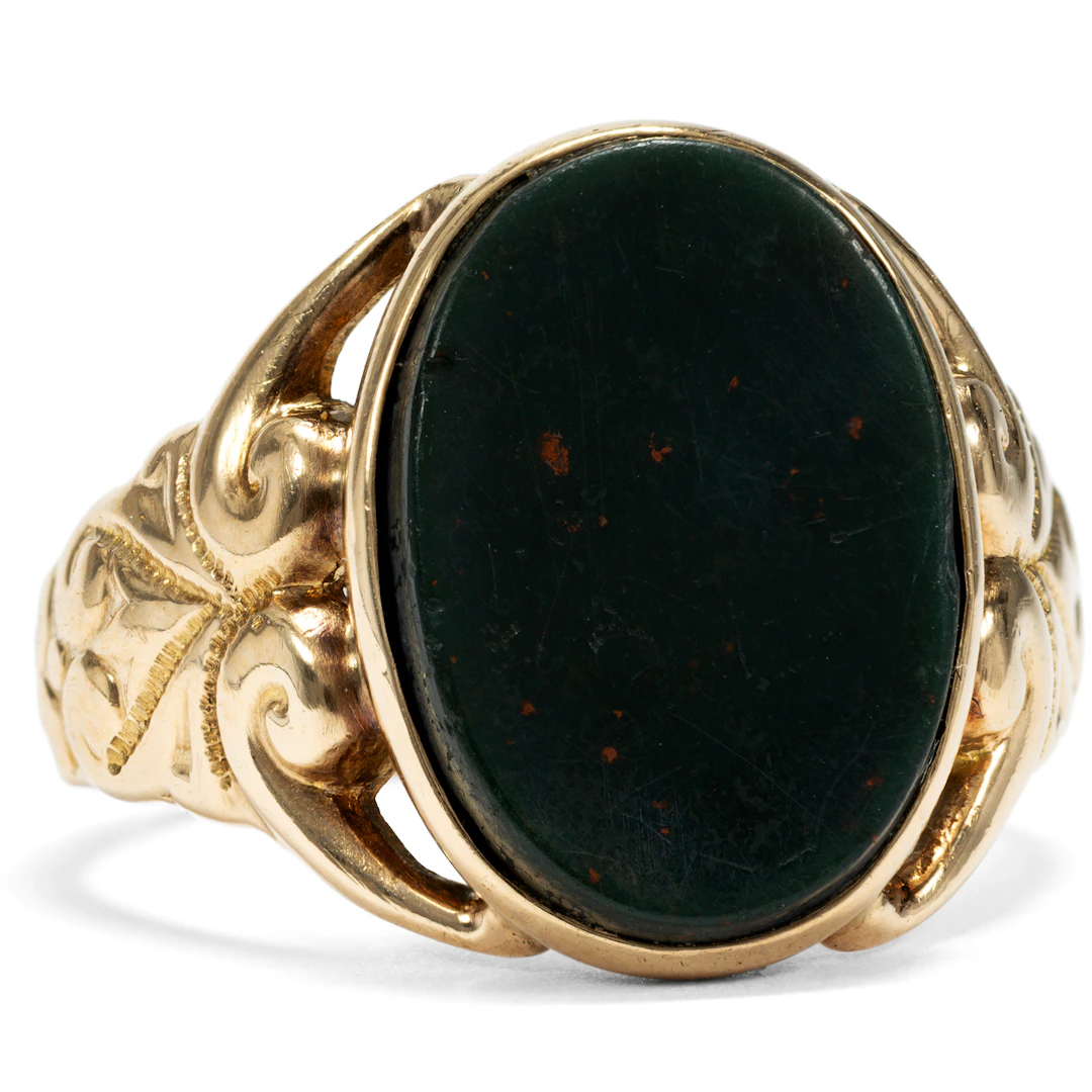 Classic Signet Ring with Heliotrope in Gold, Probably from the U.S., c. 1910