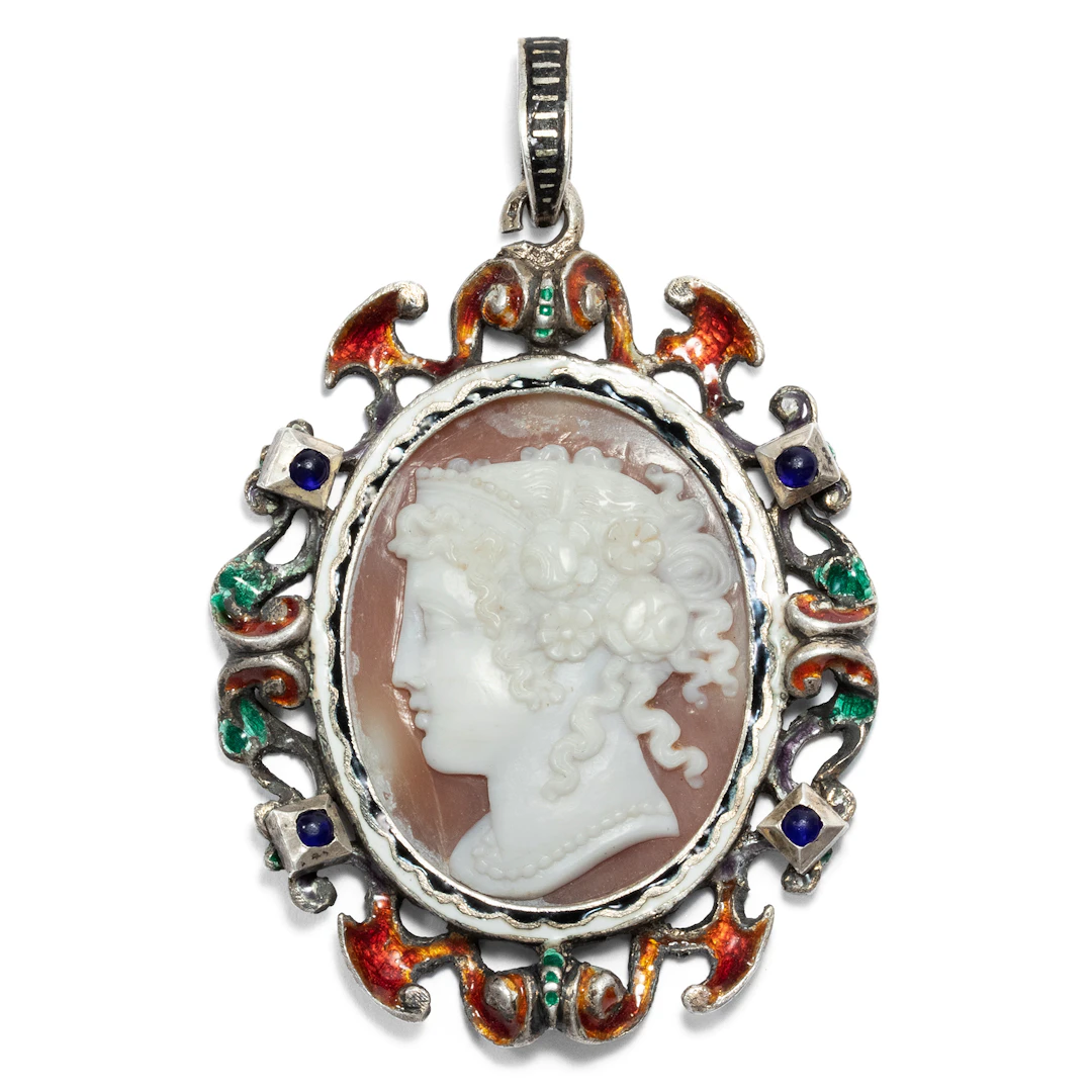 Antique pendant of enamelled silver with cameo of Flora, around 1870
