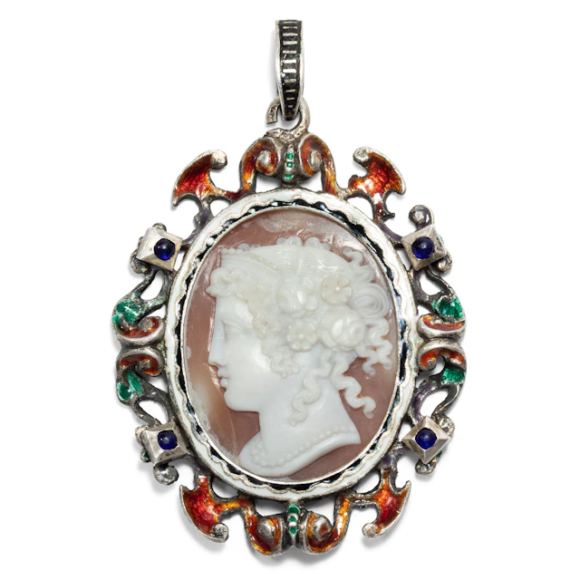 Antique pendant of enamelled silver with cameo of Flora, around 1870