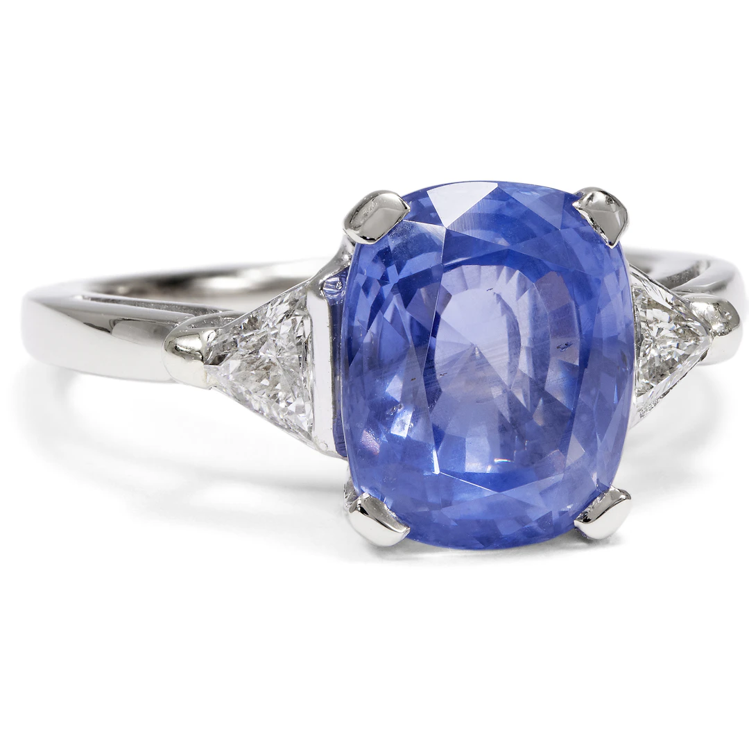 White Gold Ring with a Colour-Changing Sapphire and Trillant Diamonds