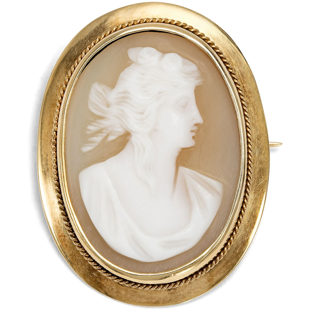 Fine Antique Brooch with Shell Cameo of Flora in Gold, c. 1900