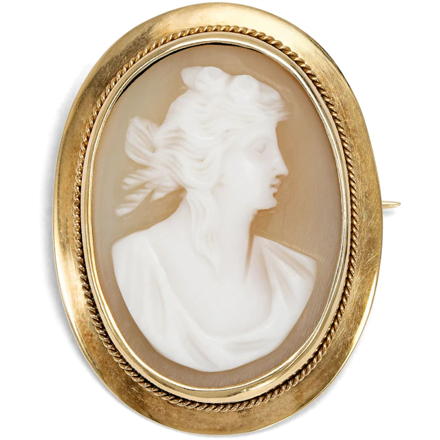 Fine Antique Brooch with Shell Cameo of Flora in Gold, c. 1900