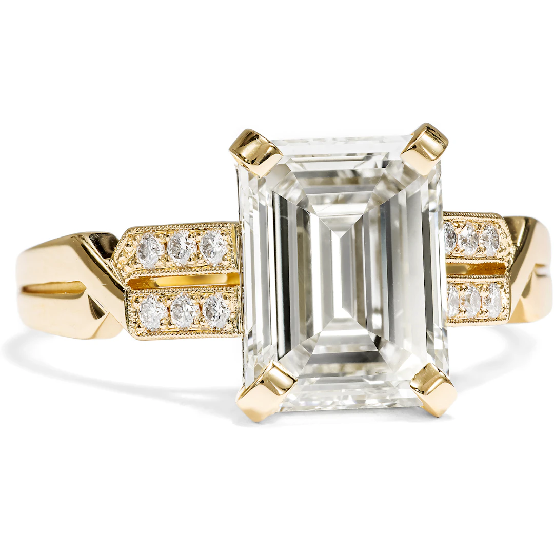 Exquisite Ring with a 3.01 Ct Emerald-Cut Diamond in Yellow Gold