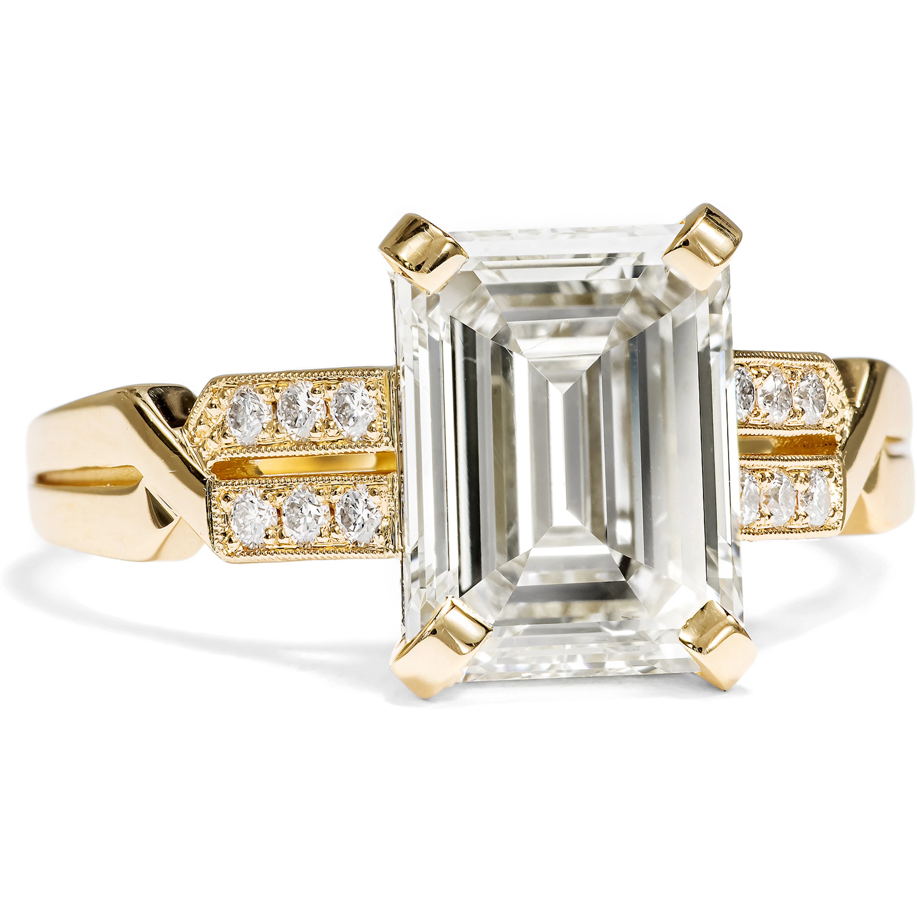 Exquisite Ring with a 3.01 Ct Emerald-Cut Diamond in Yellow Gold