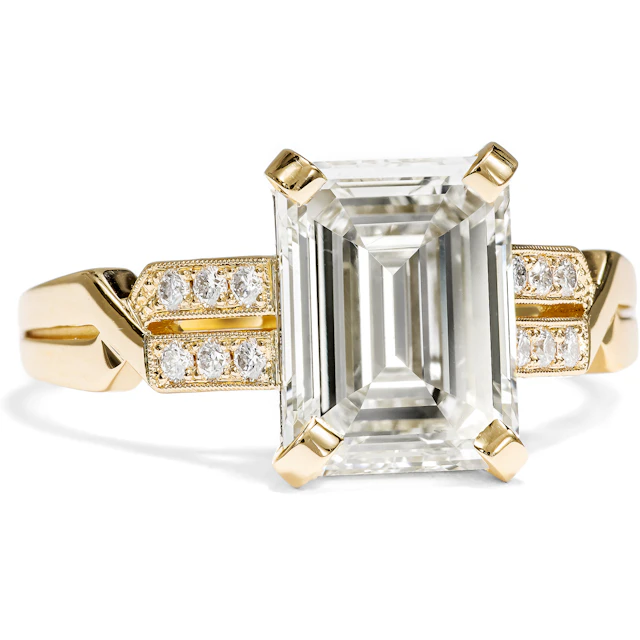 Exquisite Ring with a 3.01 Ct Emerald-Cut Diamond in Yellow Gold