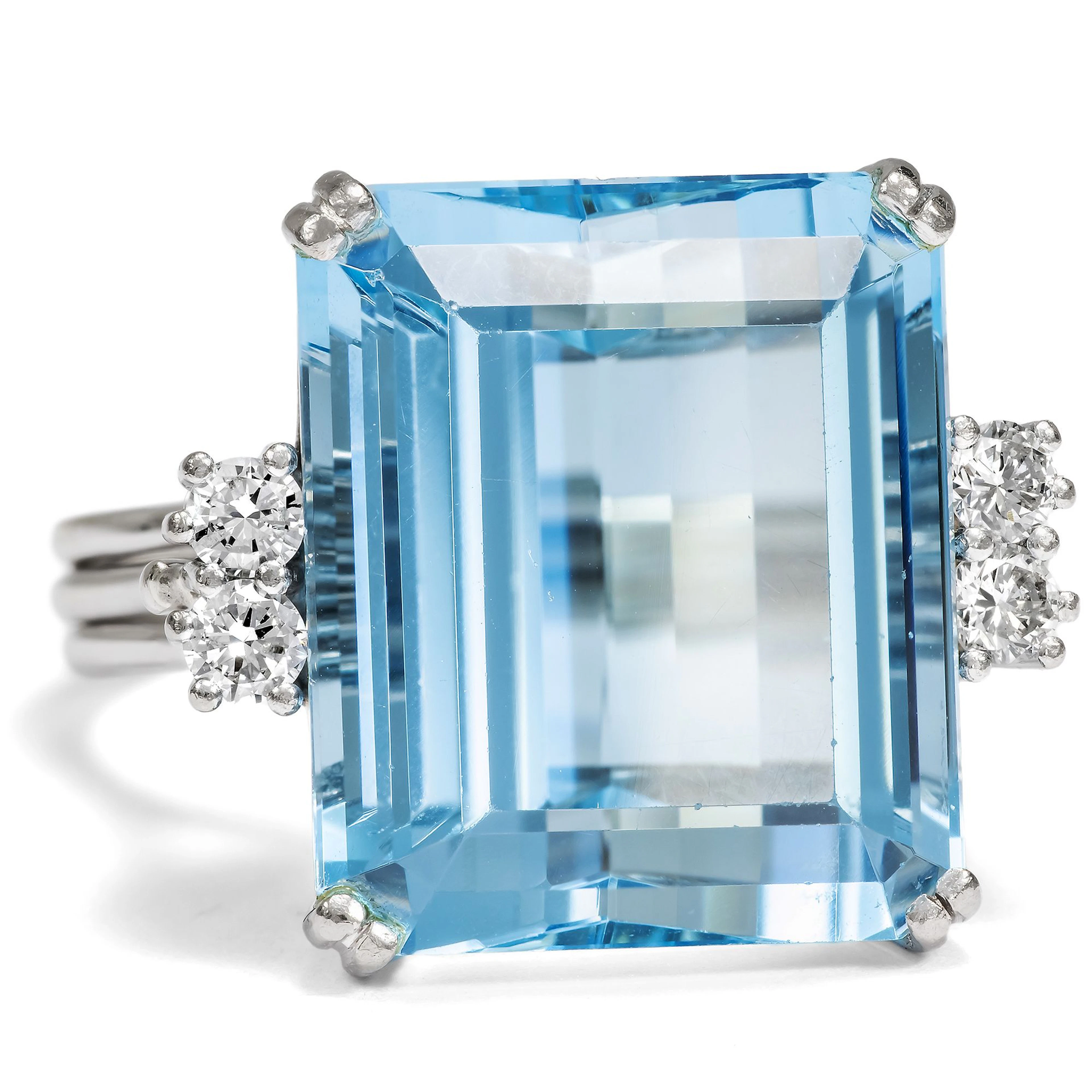 Stylish White Gold Cocktail Ring with Aquamarine & Diamonds, c. 1970