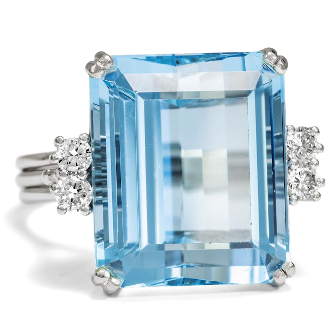 Stylish White Gold Cocktail Ring with Aquamarine & Diamonds, c. 1970
