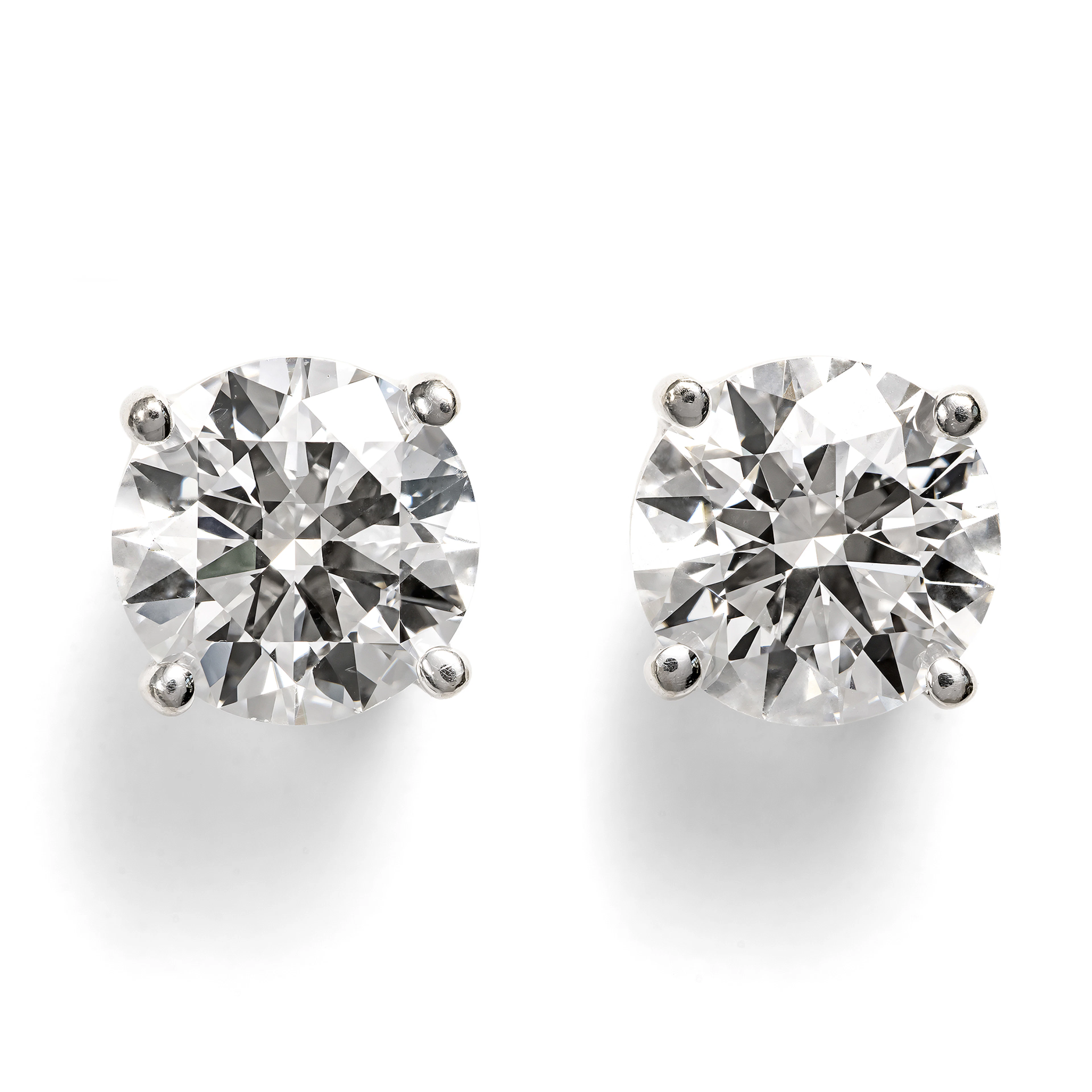 Modern Stud Earrings with 2.05 ct Brilliant-Cut Diamonds (F, vsi)